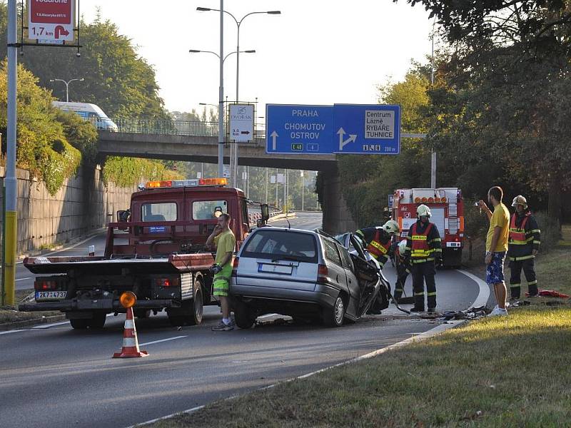 Nehoda na průtahu. Opel Astra vyjel mimo vozovku a po nárazu do stromu se převrátil na střechu. Řidič auta je se zraněním ruky a otřesem mozku v nemocnici.