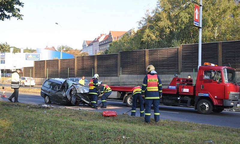 Nehoda na průtahu. Opel Astra vyjel mimo vozovku a po nárazu do stromu se převrátil na střechu. Řidič auta je se zraněním ruky a otřesem mozku v nemocnici.