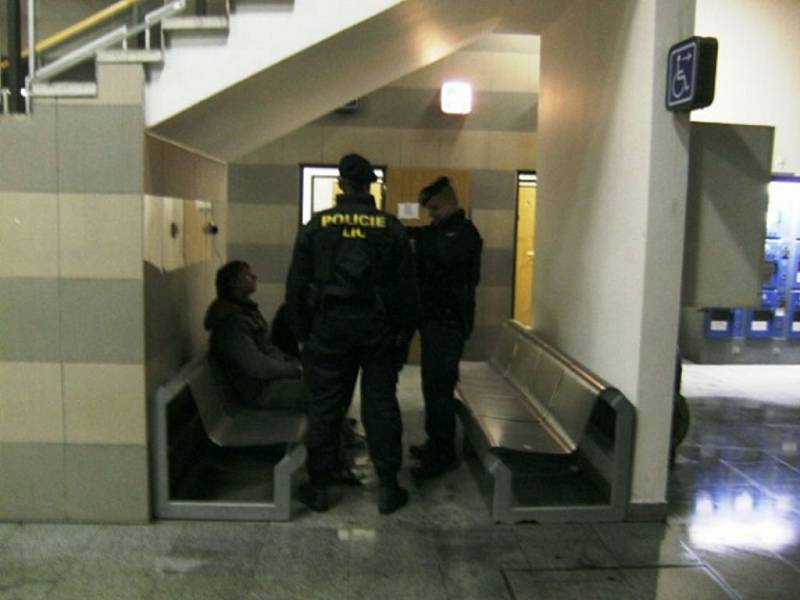 Následně se policisté vydali na vlaková nádraží v Karlových Varech.