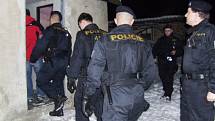 Při kontrole chat a zahrádkářských kolonií policisté také zadrželi muže v celostátním pátrání, který je podezřelý z násilné trestné činnosti na Karlovarsku.