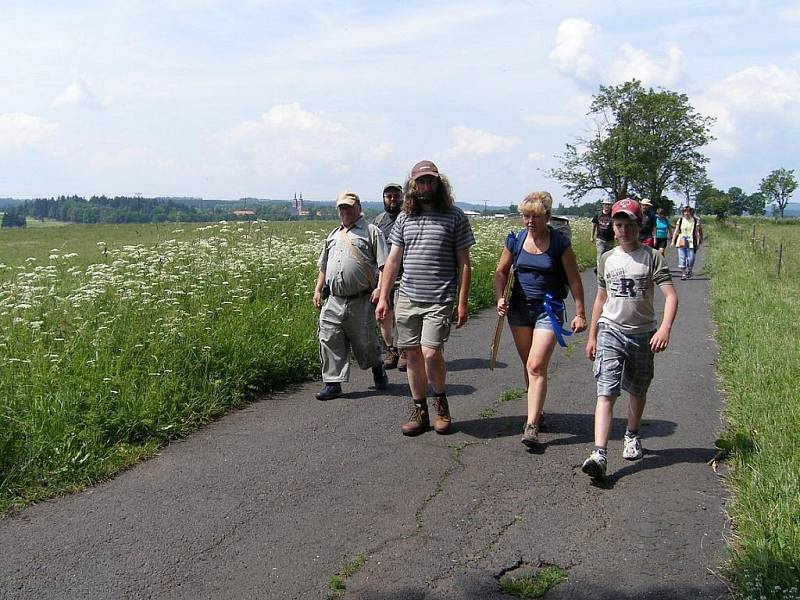 Skokovská stezka, I. etapa. Poutníci s obrazem na začátku poutě u tepelského kláštera (1.7.2010).