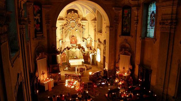 Skoky, poutní kostel Navštívení P. Marie. Noc světel s písněmi z Taizé (3.7.2010).