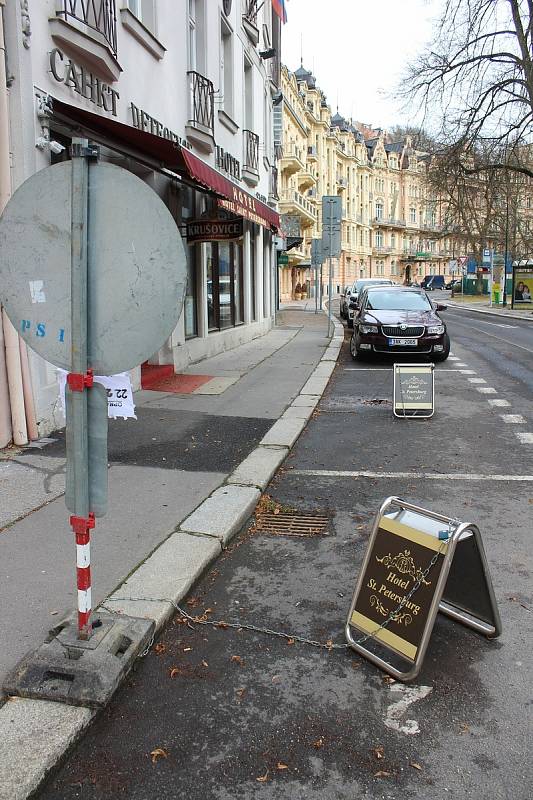 Prázdné ulice v lázeňském centru poblíž hotelu Pupp.