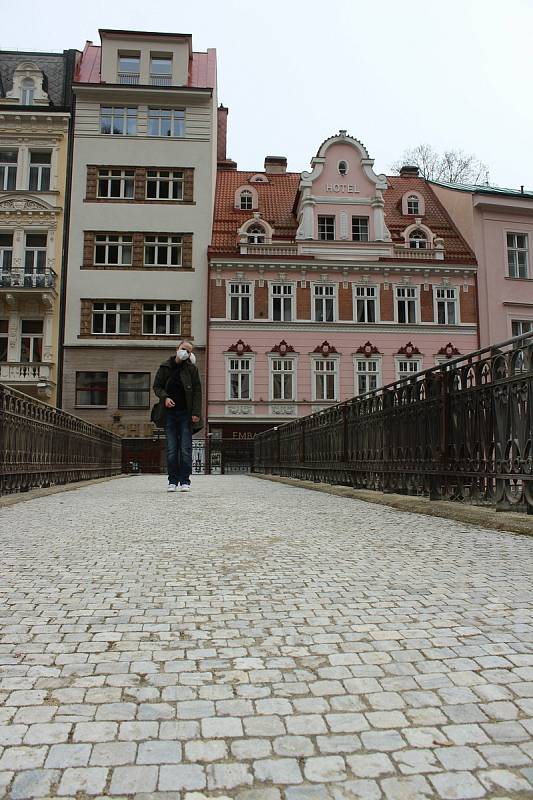 Prázdné ulice v lázeňském centru poblíž hotelu Pupp.