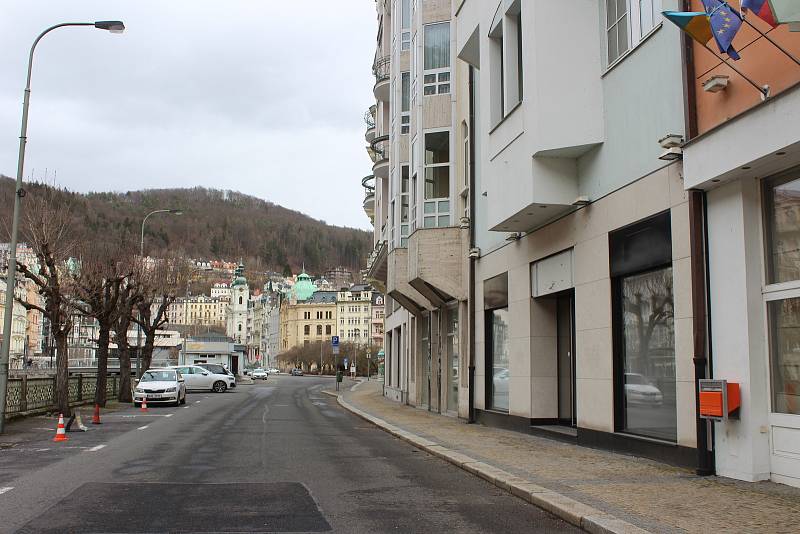 Prázdné ulice v lázeňském centru poblíž hotelu Pupp.