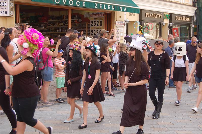 Letošní Karlovarský karneval neměl takovou šťávu, jako tomu bylo při uplynulých ročnících. Prořídly řady jak profesionálních, tak i amatérských účastníků.