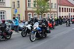 Stovky motorkářů zahájily v pondělí novou sezonu setkáním v Karlových Varech, společnou jízdou do Nejdku a mší v tamním kostele svatého Martina s následným požehnáním motorkám i strojům. Akci připravili tradičně karlovarští Lion Bikers a zúčastnilo se jí 