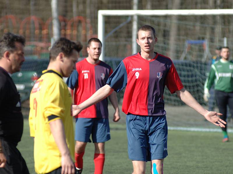 Fotbalisté Františkových Lázní (ve žlutém) si v domácím prostředí na úvod jarní části I.A třídy připsali tři body, když porazili Novou Roli 2:1.