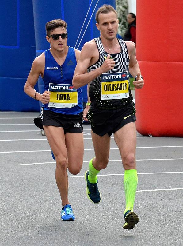 Pátý ročník Mattoni 1/2Maratonu Karlovy Vary ozdobily skvělé časy, když se nejrychlejšímu muži i ženě podařilo zaběhnout rekord závodu.