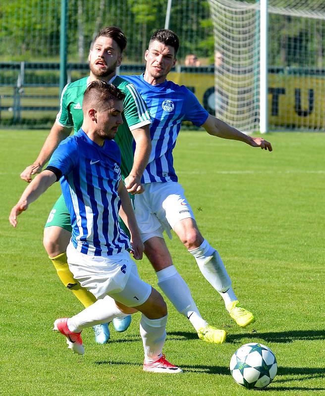 Ostrovský FK (v modrém) si připsal na účet velmi cennou výhru, když v derby pokořil karlovarský 1.FC (v zeleném) v poměru 3:2.