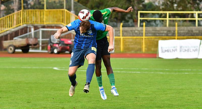 Fotbalisté Sokolova museli skousnout porážku 0:1 od Domažlic, kterou Chodům zařídil parádní trefou Jan zajíček.