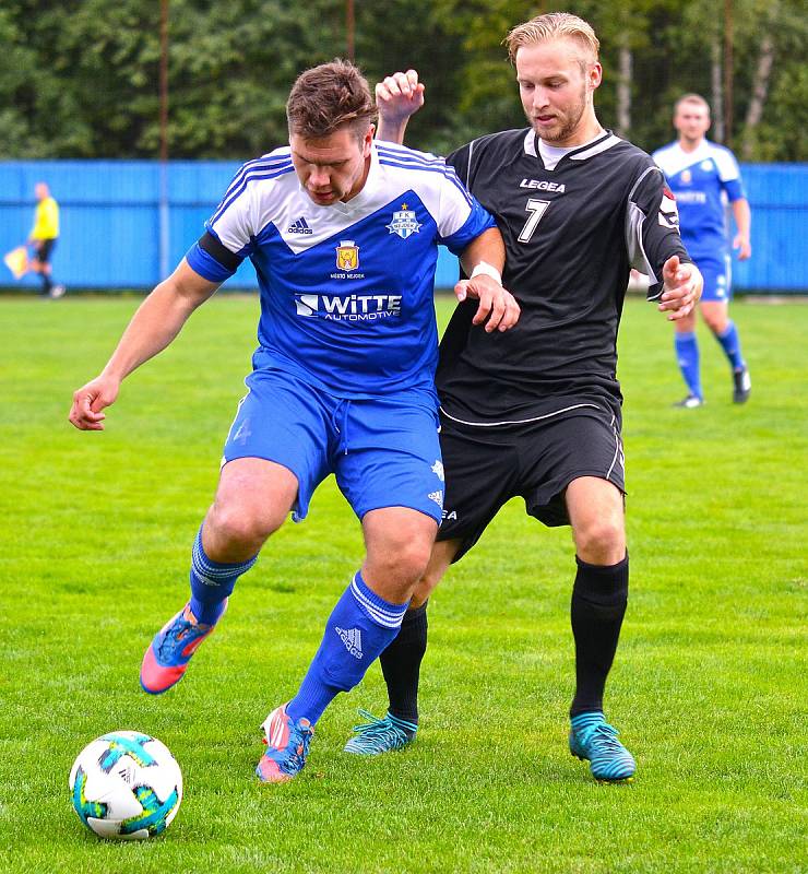 V úvodním kola krajského přeboru nejdecký FK (v modrém) nestačil na nováčka z Františkových Lázní (v černém), kterému podlehl 2:3.