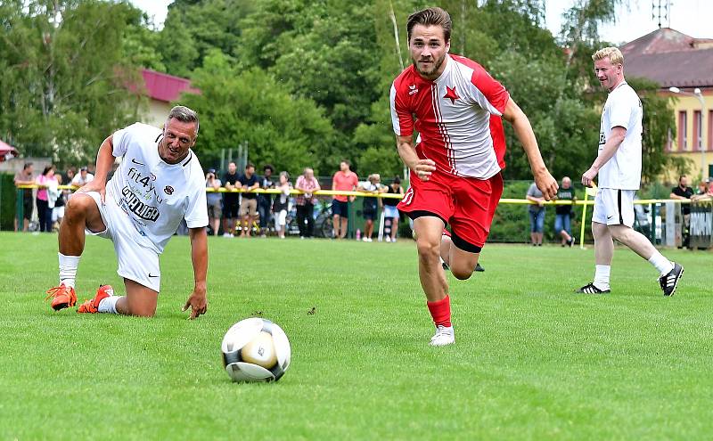 Benefiční turnaj ve Dvorech ovládl výběr Real Top Praha (v bílém), druhé místo připadlo VTJ Karlovy Vary (ve žlutém) a bronz brala Slavia Karlovy Vary.