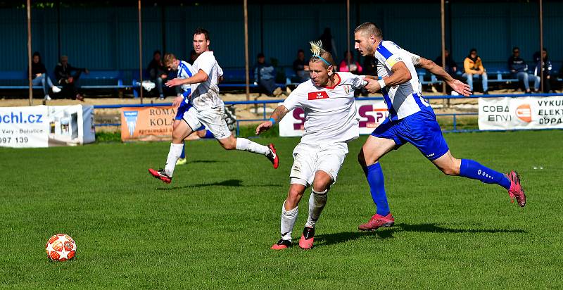 Třetí vítězství uzmula na Růžovém Vrchu karlovarská Lokomotiva, jež v derby s Hroznětínem nakonec udolala jedinou přesnou ranou, kterou obstaral tři minuty před koncem František Jílek,