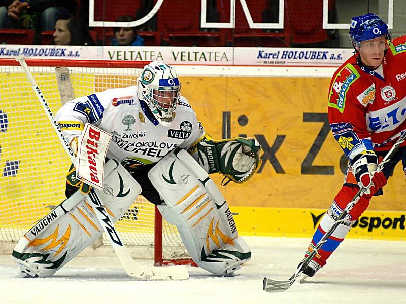 Z dohrávaného zápasu 16. kola hokejové extraligy Energie Karlovy Vary (v bílém) - Eaton Pardubice.