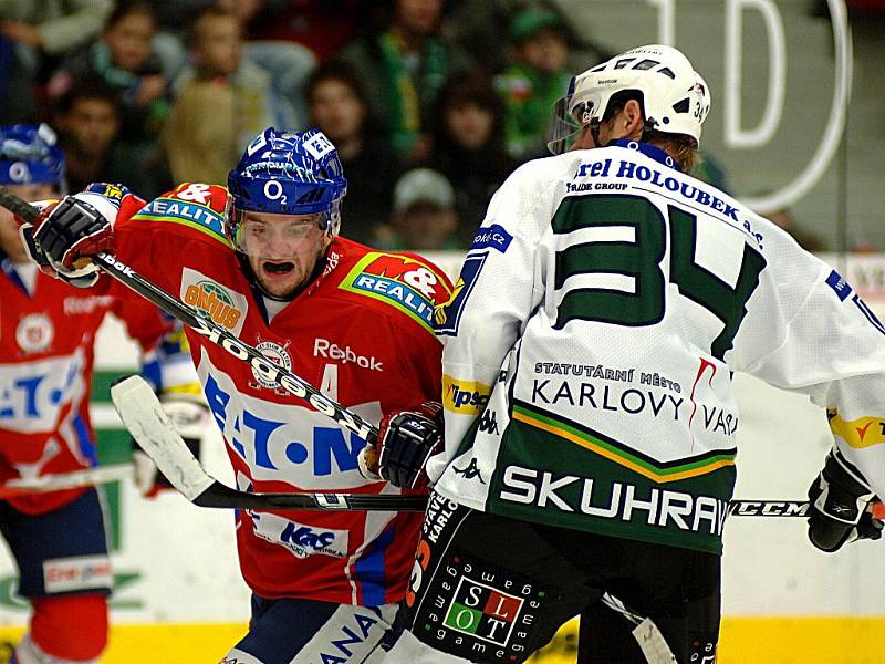 Z dohrávaného zápasu 16. kola hokejové extraligy Energie Karlovy Vary (v bílém) - Eaton Pardubice.