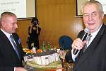 Prezident Miloš Zeman s chotí začal svou třídenní návštěvu v Karlovarském kraji na krajském úřadu.