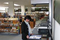 KRAJSKÁ KNIHOVNA v K. Varech rozšiřuje služby pro čtenáře, a modernizuje proto i technické zařízení. Nejnovějším přírůstkem je digitální skener eScan ke zhotovení kopií tištěného textu.