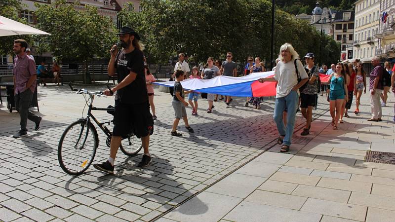 Kolem padesátky lidí se v Karlových Varech zúčastnilo vzpomínkového pochodu centrem lázní k ruskému konzulátu.