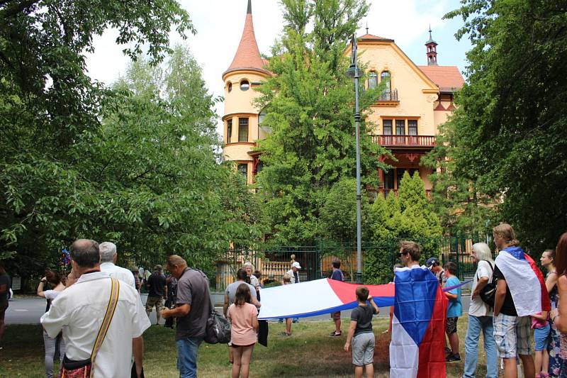 Kolem padesátky lidí se v Karlových Varech zúčastnilo vzpomínkového pochodu centrem lázní k ruskému konzulátu.