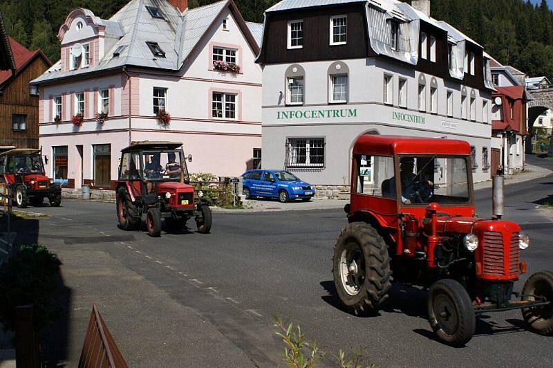 Kolona historických traktorů projíždí Novými Hamry