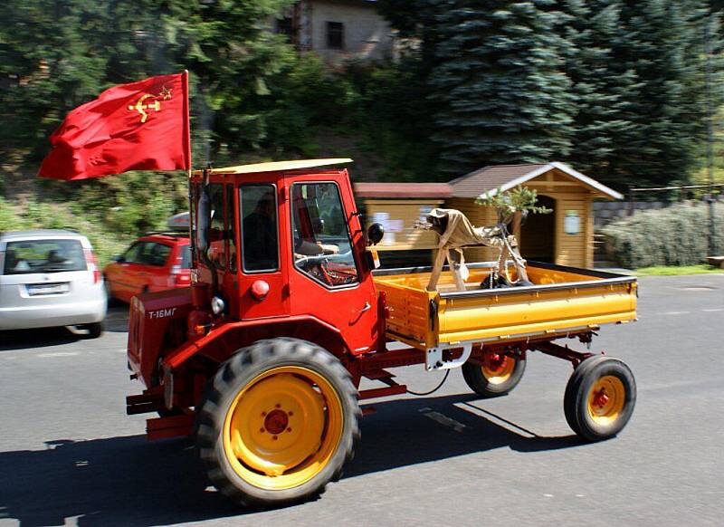 Kolona historických traktorů projíždí Novými Hamry