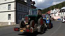Kolona historických traktorů projíždí Novými Hamry