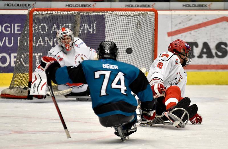 O víkendu si hráči karlovarského SKV Sharks (v modrém) připsali na konto výhru 4:0 nad Olomoucí, k tomu pak přidali prohru s Pardubicemi 4:6.