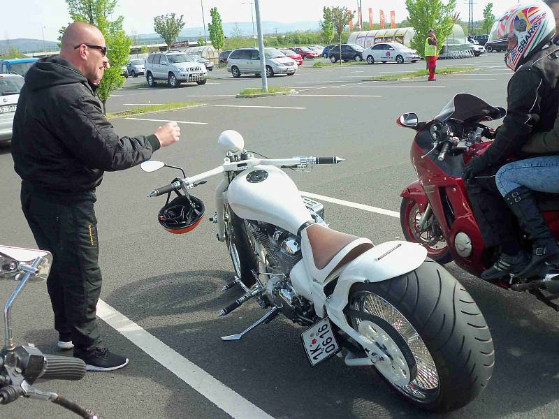 Motorkáři v Karlovarském kraji zahájili novou sezonu společným setkáním, vyjížďkou, bohoslužbou a požehnáním strojům.