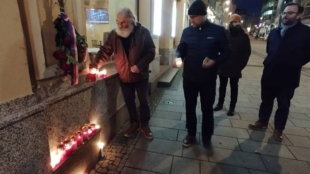 Letošní uctění památky Dne boje za svobodu a demokracii a Mezinárodního dne studentstva v Karlových Varech.