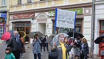 Také v Karlových Varech se lidé připojili k protestním akcím proti premiéru Andreji Babišovi.