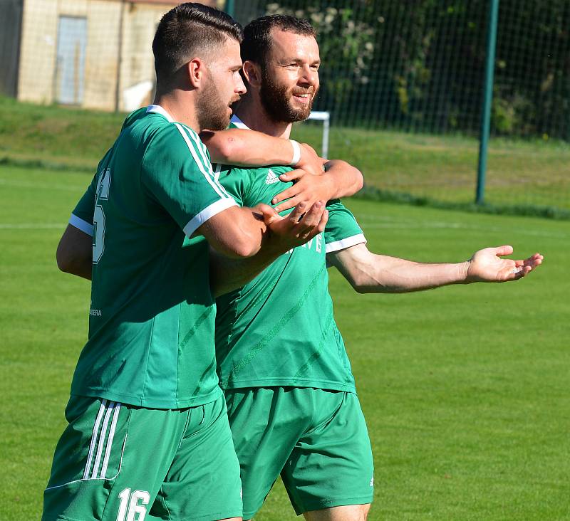 Ostrovský FK (v modrém) si připsal na účet velmi cennou výhru, když v derby pokořil karlovarský 1.FC (v zeleném) v poměru 3:2.