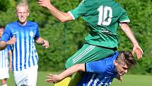 Ostrovský FK (v modrém) si připsal na účet velmi cennou výhru, když v derby pokořil karlovarský 1.FC (v zeleném) v poměru 3:2.