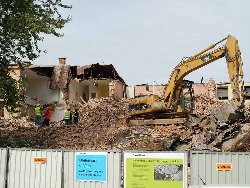 HORNÍ NÁDRAŽÍ MIZÍ. Do původních objektů horního nádraží v Karlových Varech se zakousl bagr a srovnává je se zemí. Na místě zdemolovaných budov vznikne moderní terminál. Vyřešit bude třeba osud historické konstrukce nad prvním nástupištěm.