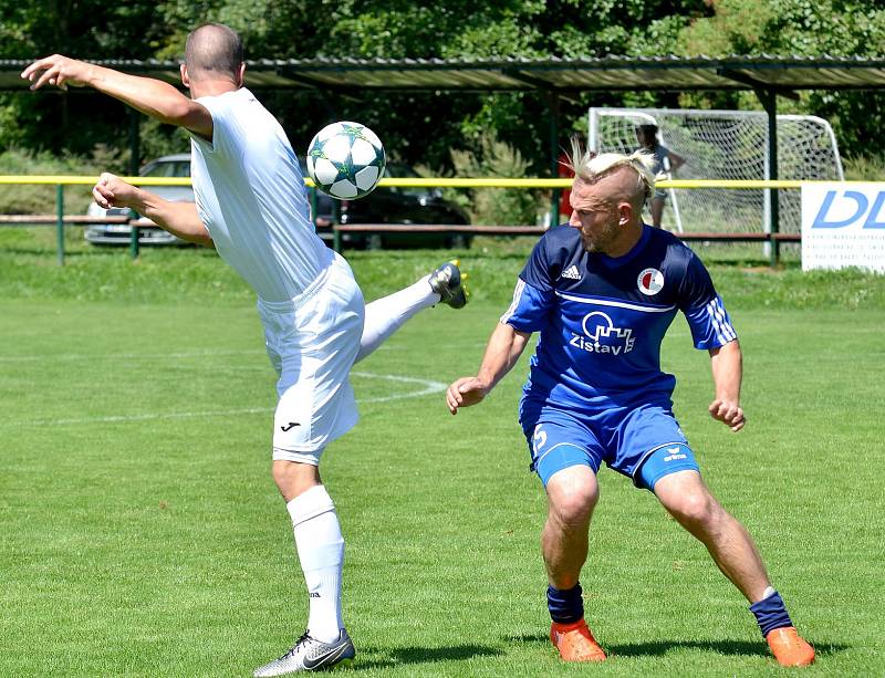 Karlovarská Slavia (v modrém) obstála v generálce, kterou vyhrála 2:0 nad Chomutovem (v bílém).