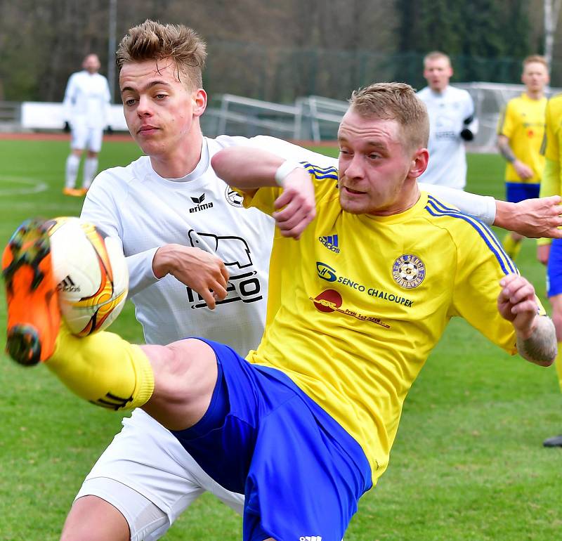 Viktoriáni prozatím marně vyhlíží dohrání jarní části soutěže, když stadion U Ferdinandova pramene fotbalově osiřel.