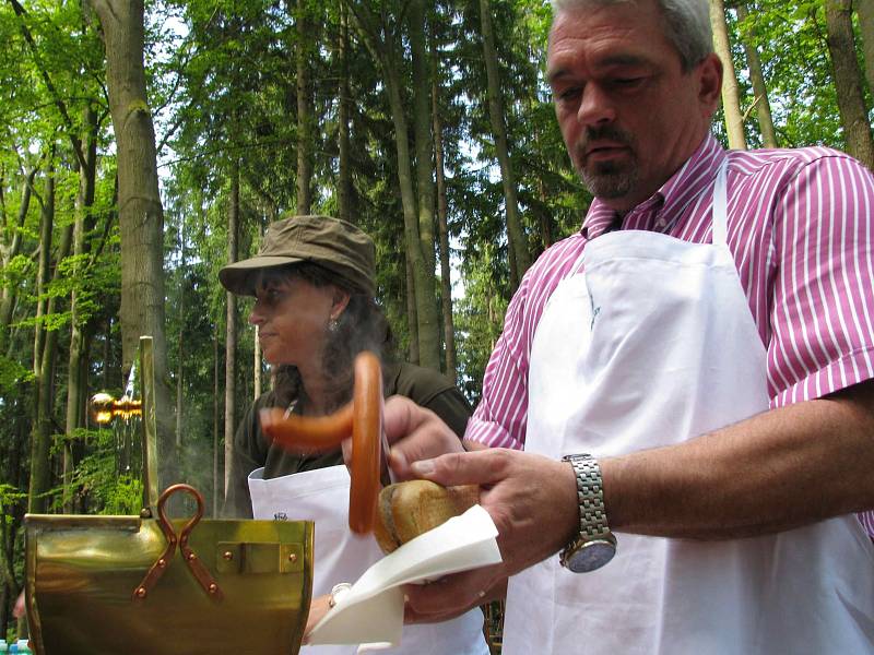 PÁREČKY ze speciálního ohřívače na dřevěné uhlí budou v letní sezoně k mání v lázeňských lesích. V zimě se pak jejich prodavač přesune do centra města, především do jeho lázeňské části.