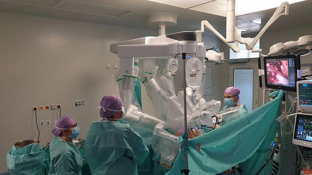 Robota ovládá přednosta urologické kliniky Milan Hora joystickem.