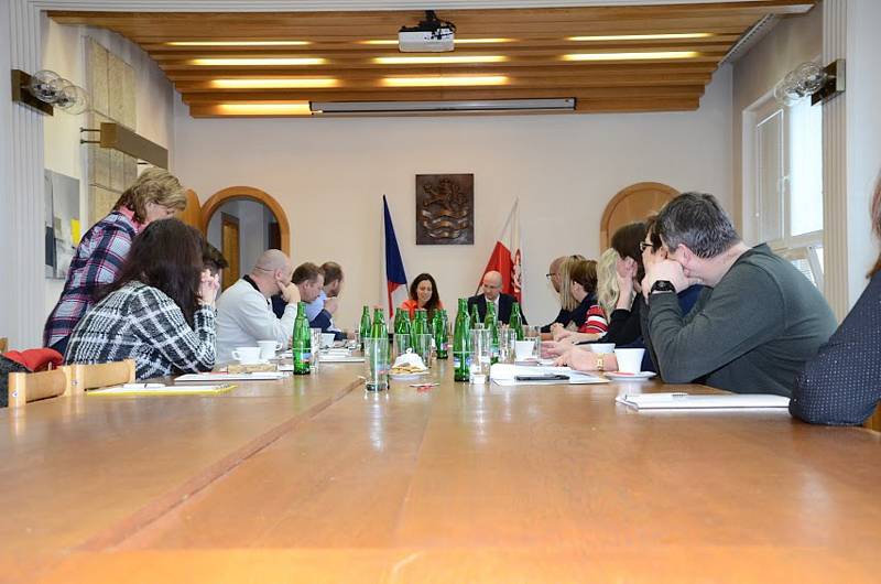 Setkání vedení města Karlovy Vary se starosty 15 obcí. Foto mmkv
