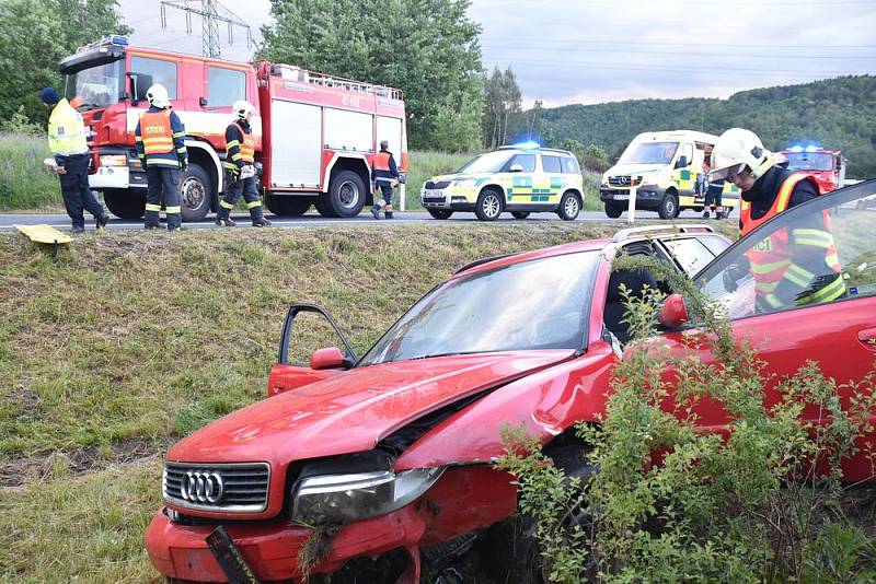 Nehoda osobního auta na sjezdu z D6 u Lokte.