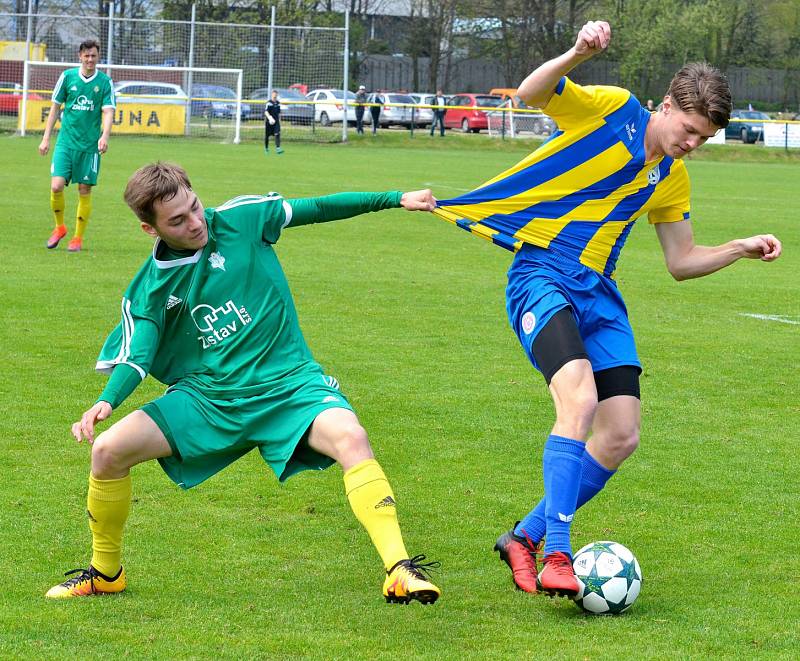 První jarní krajské derby bylo o víkendu na programu na dvorském stadionu, kde tvrdili roli favorita hráči v trikotech karlovarského 1.FC, kterým se postavila do cesty fotbalová družina Mariánských Lázní (ve žlutém). Právě Mariánské Lázně na půdě favorita