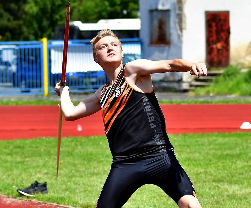 Atletická bitva tří krajů. Tu hostily o víkendu v rámci 1. kola OMD dorostu a juniorů Karlovarského, Plzeňského a Jihočeského kraje Karlovy Vary.