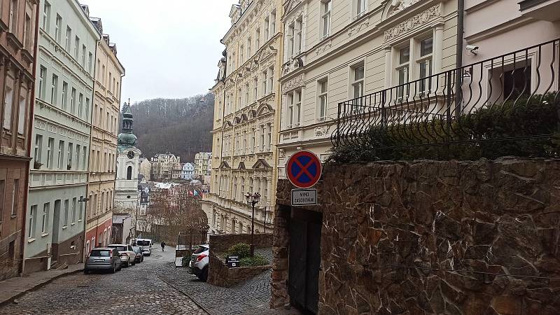 Hotel Schlosspark v karlovarské ulici Kolmá provozuje stejnojmenná společnost.