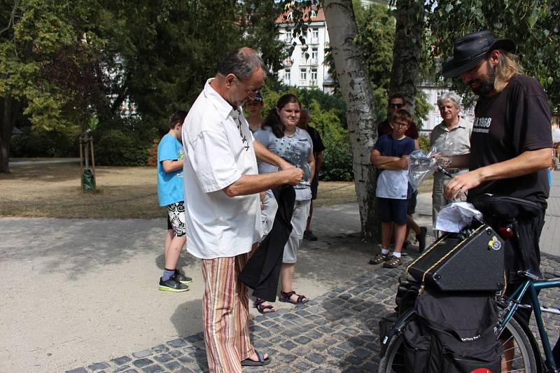 Kolem padesátky lidí se v Karlových Varech zúčastnilo vzpomínkového pochodu centrem lázní k ruskému konzulátu.