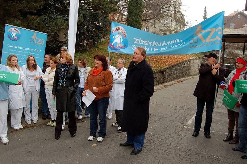 HAPPENING. Nejsme rozčarovaní, ale rozhořčení, zdůraznili včera na setkání v areálu karlovarské nemocnice členové lékařských odborů, ale i lázeňští odboráři.