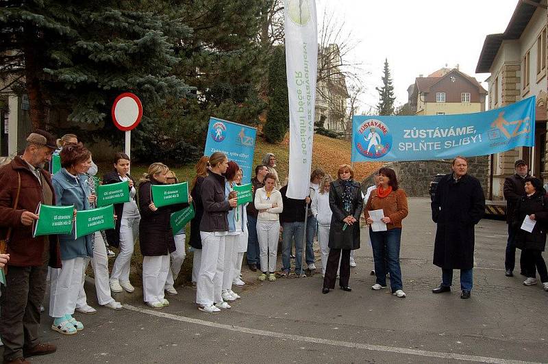 HAPPENING. Nejsme rozčarovaní, ale rozhořčení, zdůraznili včera na setkání v areálu karlovarské nemocnice členové lékařských odborů, ale i lázeňští odboráři.