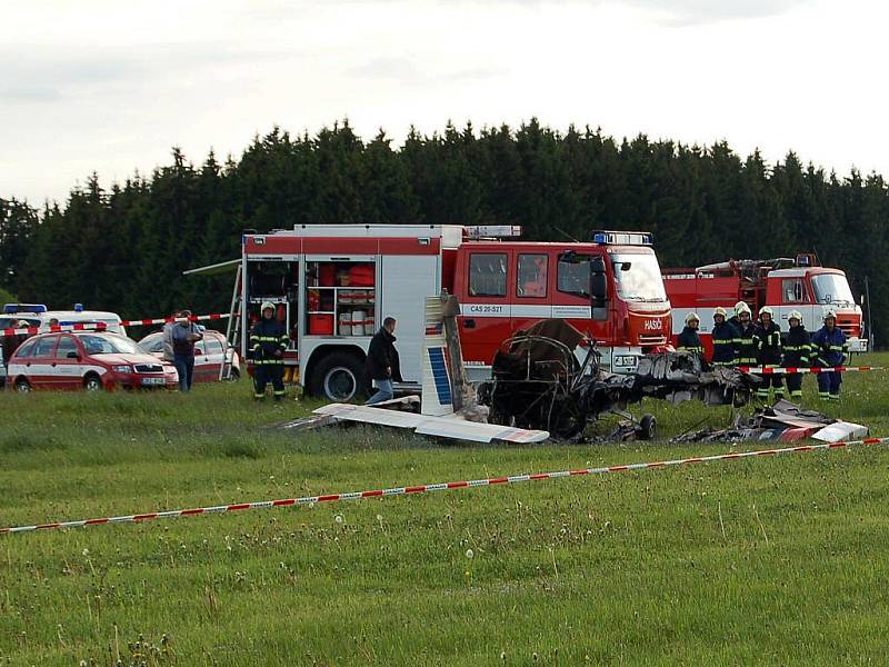 Zřícený ultralight. Při tragické nehodě zahynula osmadvacetiletá pilotka z Karlových Varů.