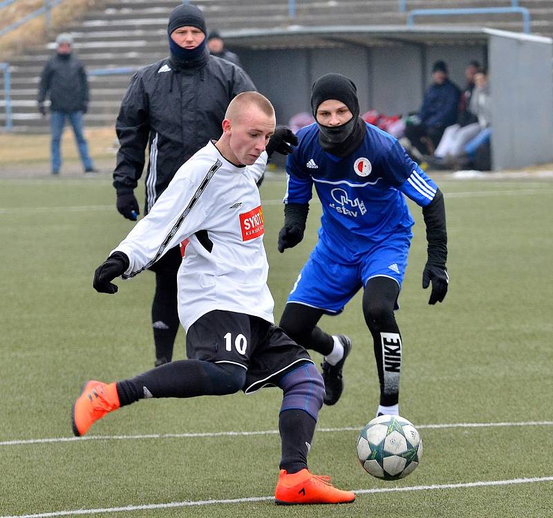 Karlovarská Slavia se loučila se zimní přípravou nerozhodným výsledkem 2:2 s týmem Tachova (v bílém).