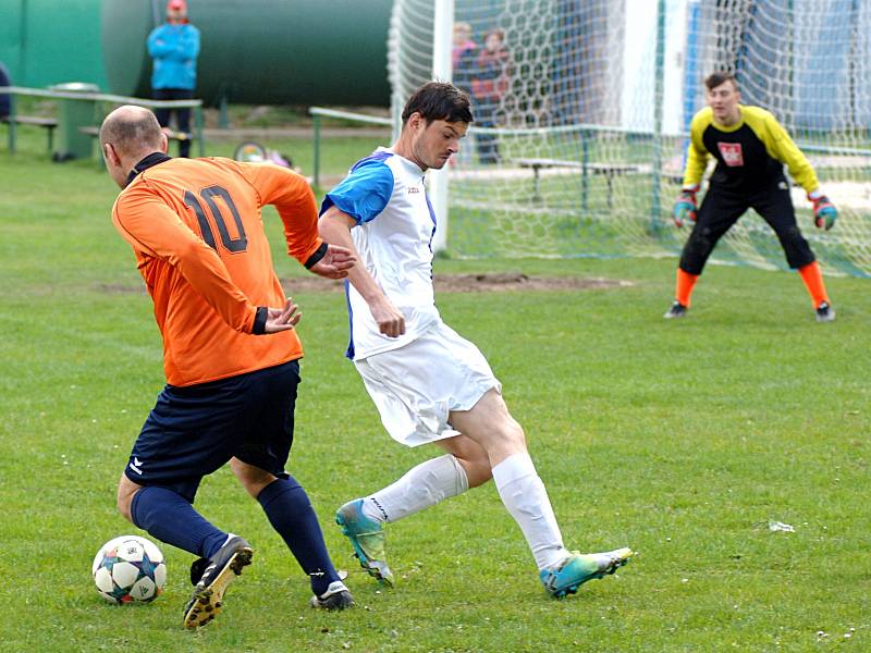 Fotbalisté DDFM Stará Role (v oranžovém) vyhráli v Hroznětíně vysoko 8:3.