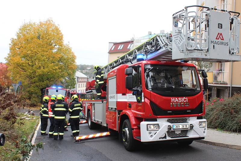 Požár zcela zničil byt v podkroví. Obyvatelé našli dočasný azyl v hotelu.